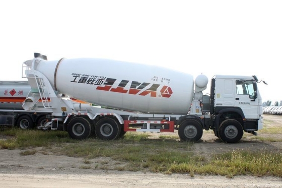 Camion lourd national HOWO 8X4 5.5 Carré Camion mélangeur de béton et capacité de 2-25m3