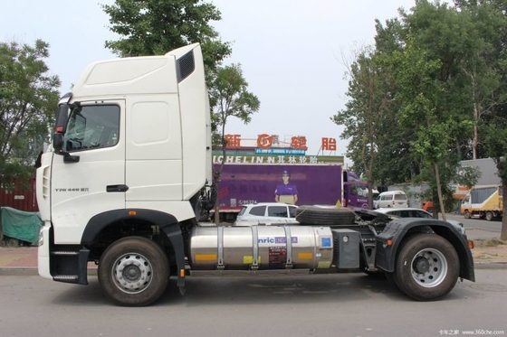 4X2 à gauche à la conduite Sinotruk HOWO T7H 440HP Camion tracteur GNL avec 16 rapports avant