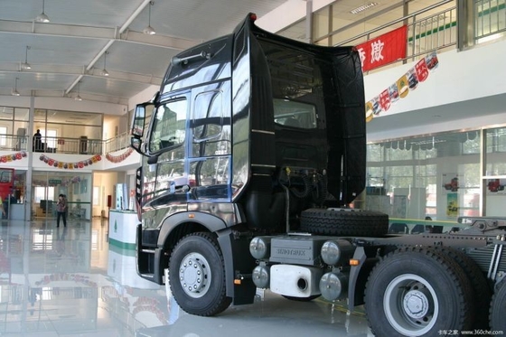 Les véhicules de traction HOWO A7 6x4 d'occasion avec une capacité de réservoir de carburant de 400-500 L et un moteur SINOTRUCK
